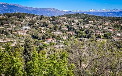 Mougins vue depuis village l, Blog conseils immobiliers Acheter à Mougins : les meilleurs quartiers pour vivre ou investir