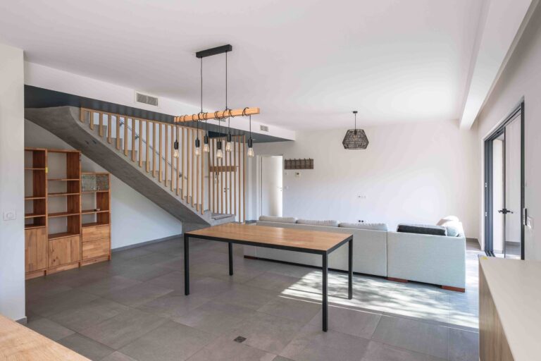 12 VILLA 6P LA COLLE SUR LOUP ESCALIER 768x512