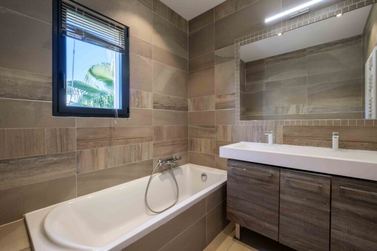 18 VILLA 6P LA COLLE SUR LOUP SDB 768x512